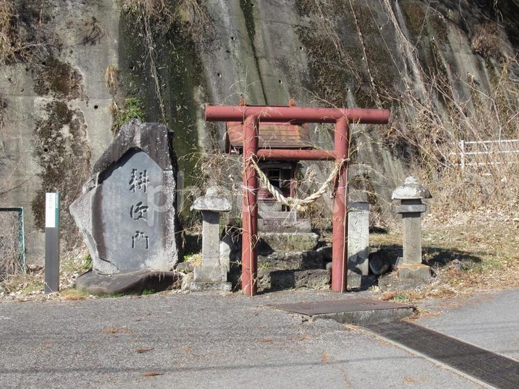 「耕便門」の石碑と住宅地の鎮守様 鳥居,赤い,朱色の写真素材