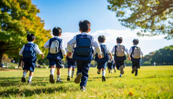 青空の下、公園を走る小学生 青空の下、公園を走る小学生の写真
