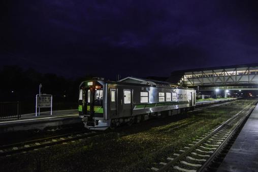 夜の白糠駅とH100型 夜の白糠駅とH100型の写真