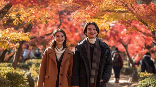 紅葉デートを楽しむカップル 紅葉デートを楽しむカップルの写真
