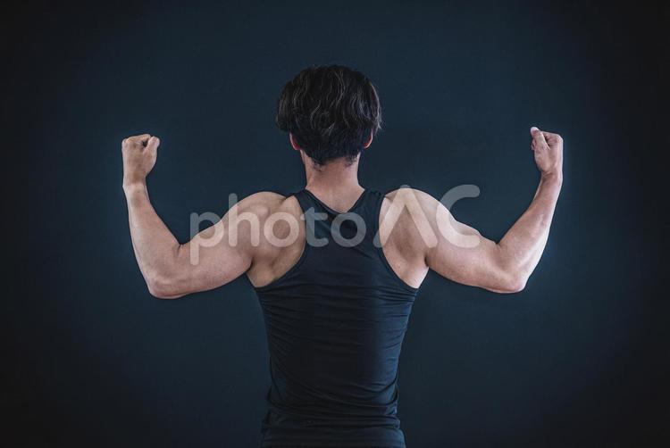 筋肉を鍛える男性（背中） 筋肉,マッチョ,背筋の写真素材