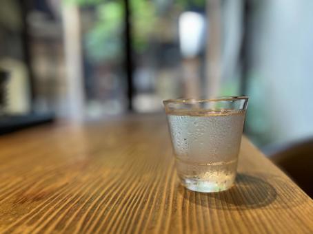 カンターに置いた水 カンターに置いた水 水,冷水,氷の写真素材