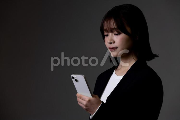 スマートフォンを使うビジネスウーマン 女性,ビジネスウーマン,人物の写真素材