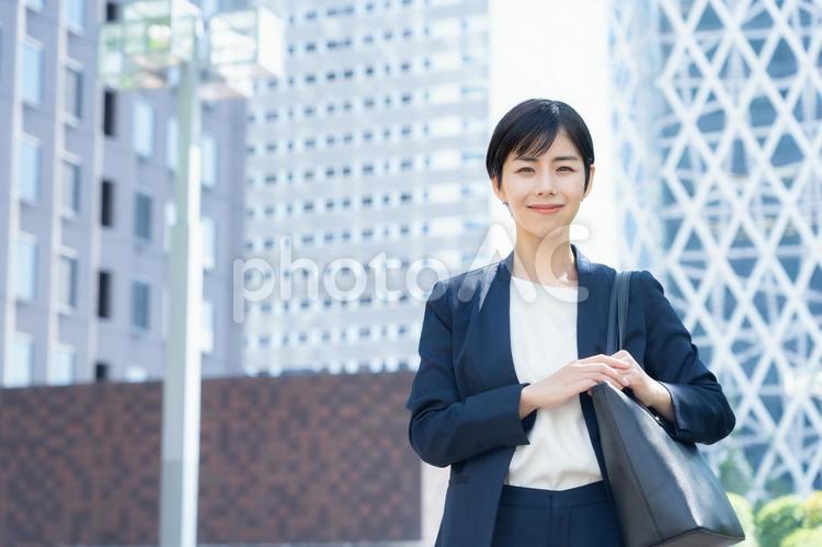 オフィス街で働く若いビジネスウーマン ビジネス,女性,ビジネスウーマンの写真素材
