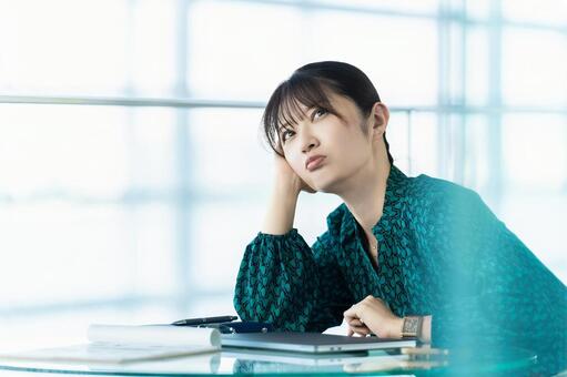 考えごとをする女性・ビジネスウーマン 女性,人物,ビジネスの写真素材