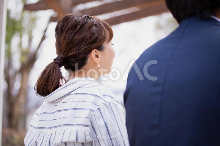 カジュアルビジネスの会社員 後ろ姿,会話,女性の写真素材