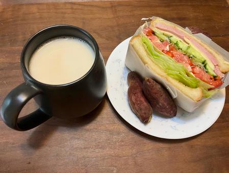 ランチ サンドイッチとカフェオレと焼き芋 ランチ サンドイッチとカフェオレと焼き芋 サンドイッチ,コーヒー,ミルクの写真素材