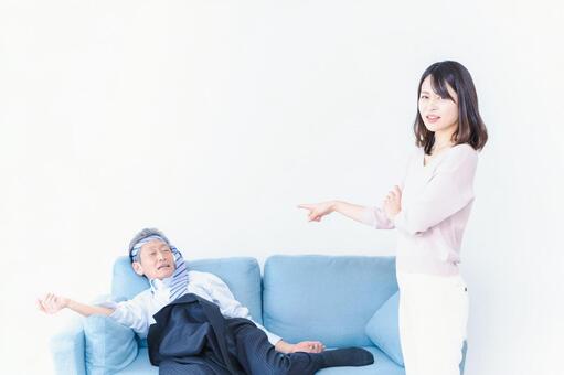酔っぱらいおじさんと家族 迷惑,飲み過ぎ,ビジネスマンの写真素材