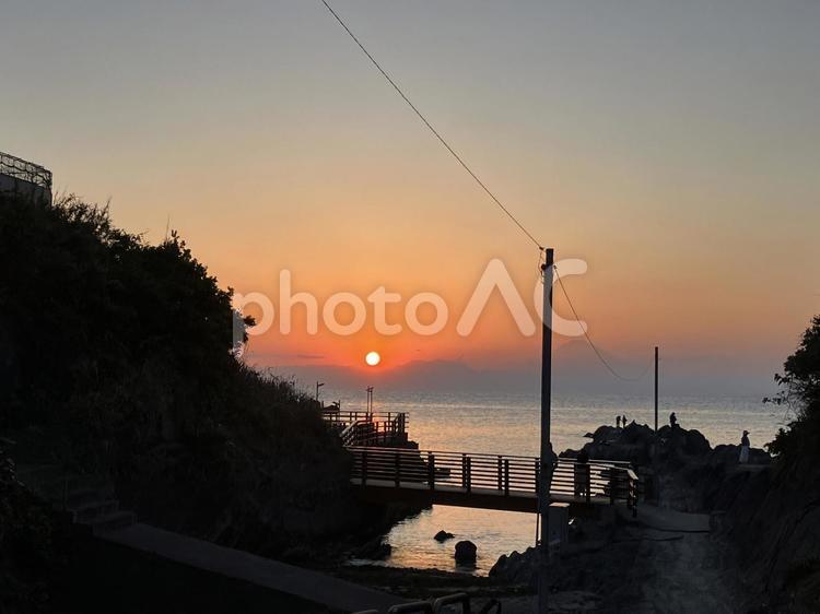 三浦　城ヶ島の沈む太陽と赤く染まる夕日 三浦,城ヶ島,太陽の写真素材