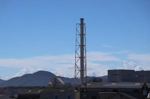 青空と雲と山と煙突と工場のある街並み 青空と雲と山と煙突と工場のある街並み 青空,雲,山の写真素材