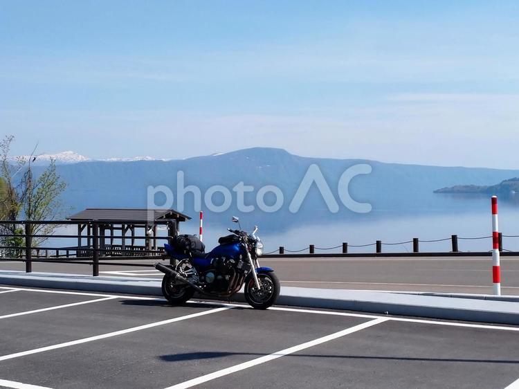 十和田湖をツーリング中のオートバイ 十和田湖,オートバイ,バイクの写真素材