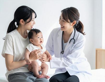 赤ちゃん定期健診をする女性医師と母親 赤ちゃん定期健診をする女性医師と母親の写真