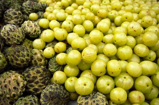 バンレイシとユカン　ネパール トロピカル,フルーツ,果物の写真素材