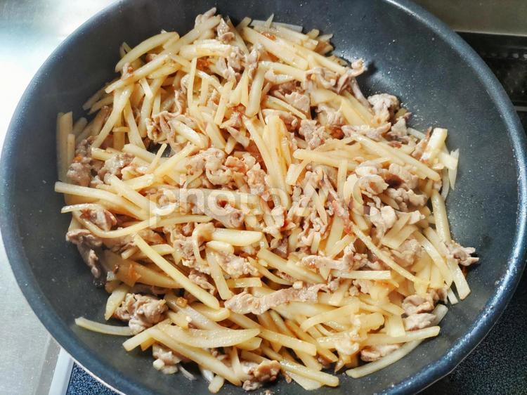 豚肉とジャガイモの炒め物 ジャガイモ,豚こま,豚バラの写真素材