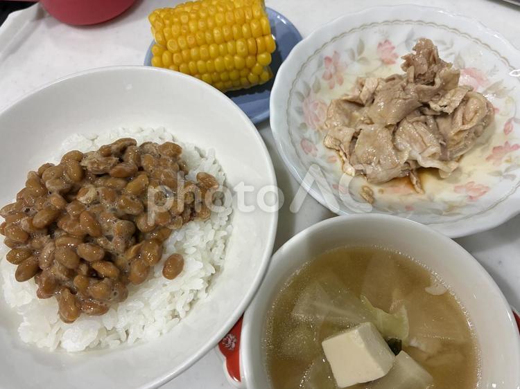 ある日の簡単ご飯 おうちご飯,納豆,豚肉の写真素材