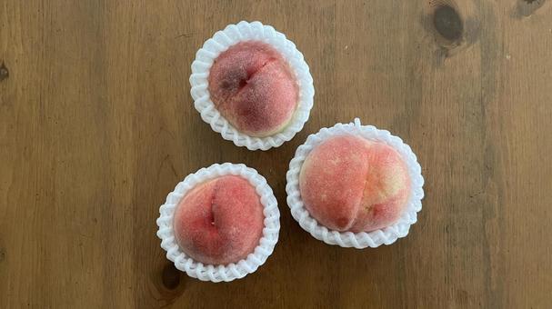 もも3こ(白色のフルーツネット) もも3こ(白色のフルーツネット) もも,桃,白桃の写真素材