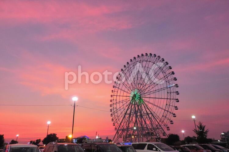 マジックアワーの空とゴンドラ 遊園地,ゴンドラ,夕日の写真素材