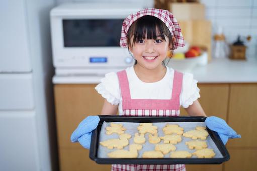 手作りクッキーをオーブンで焼く子どもの姿 女の子,日本人,クッキーの写真素材