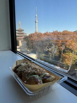 窓際にあるたこ焼きと外に見える五重塔 たこ焼き,たこやき,ソースフードの写真素材