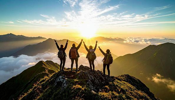 夏山で朝日に向かって手をあげる登山者 夏山で朝日に向かって手をあげる登山者の写真