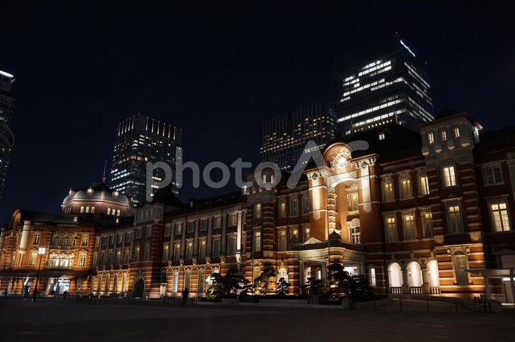 東京駅の駅前　丸の内　夜景 東京駅,駅舎,駅前広場の写真素材