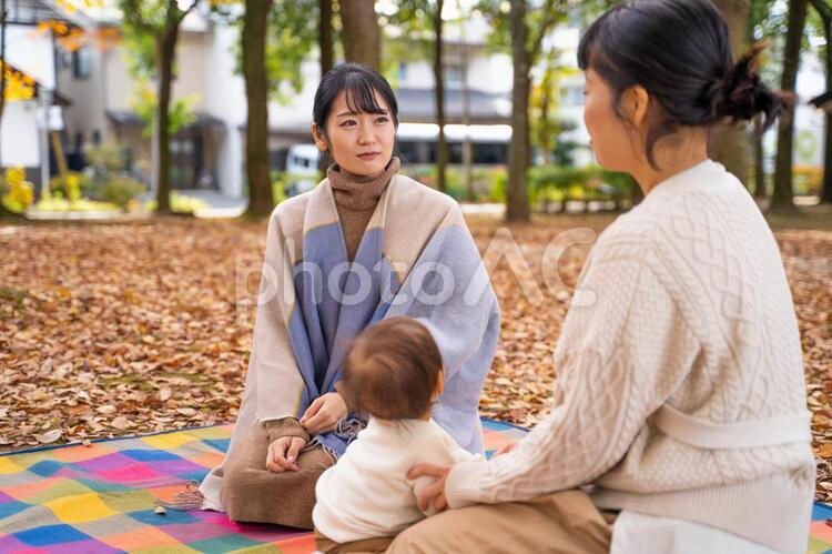 公園でママ友と話す女性（困る） 赤ちゃん,ママ友,悩みの写真素材