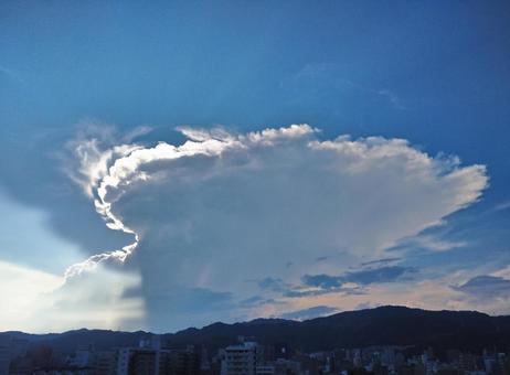 何かの形に見える雲 何かの形に見える雲 雲,空,青空の写真素材