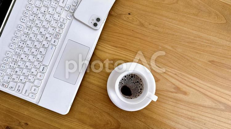 デスクワーク　コーヒータイム　休憩時間 ビジネスシーン,デスクワーク,オフィスワークの写真素材