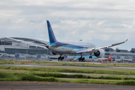 福岡空港の滑走路に着陸する飛行機 福岡空港の滑走路に着陸する飛行機の写真