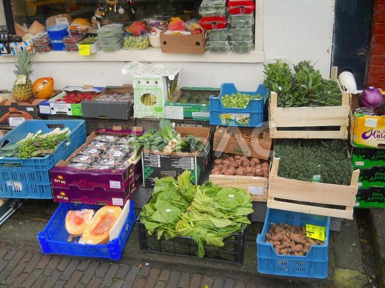 ヨーロッパの街角の朝市 ヨーロッパ,朝市,野菜の写真素材