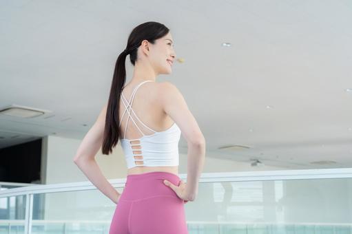 スポーツジムでトレーニングをする若い女性 スポーツジム,フィットネス,ダイエットの写真素材