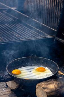 目玉焼きを焼くフライパン 目玉焼き,焼く,フライパンの写真素材