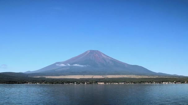 山中湖親水公園から望む初秋の富士山 山中湖親水公園から望む初秋の富士山の写真