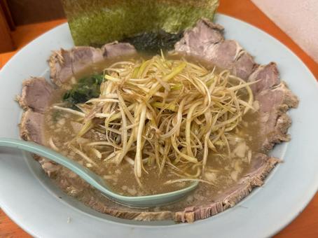 ラーメン とんこつ醤油ラーメン,豚骨醤油ラーメン,ネギチャーシューメンの写真素材