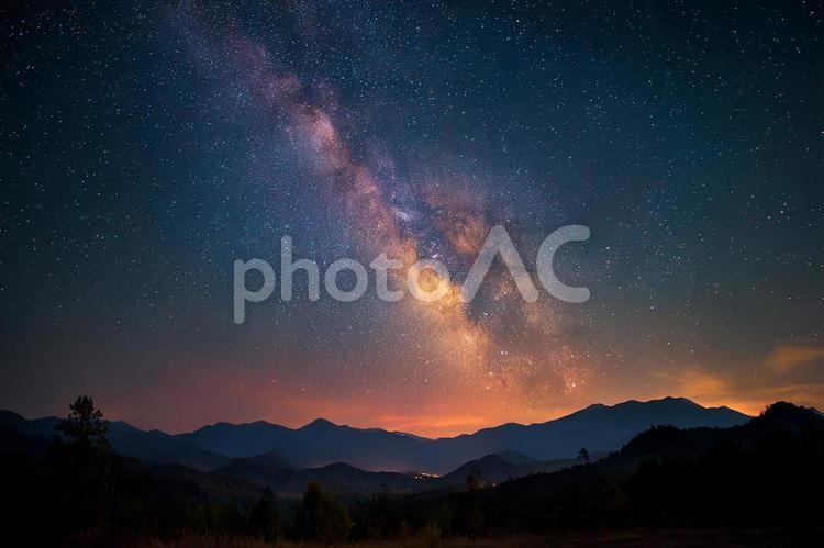銀河が広がる息をのむような夜空 天の川,星空,夜空の写真素材