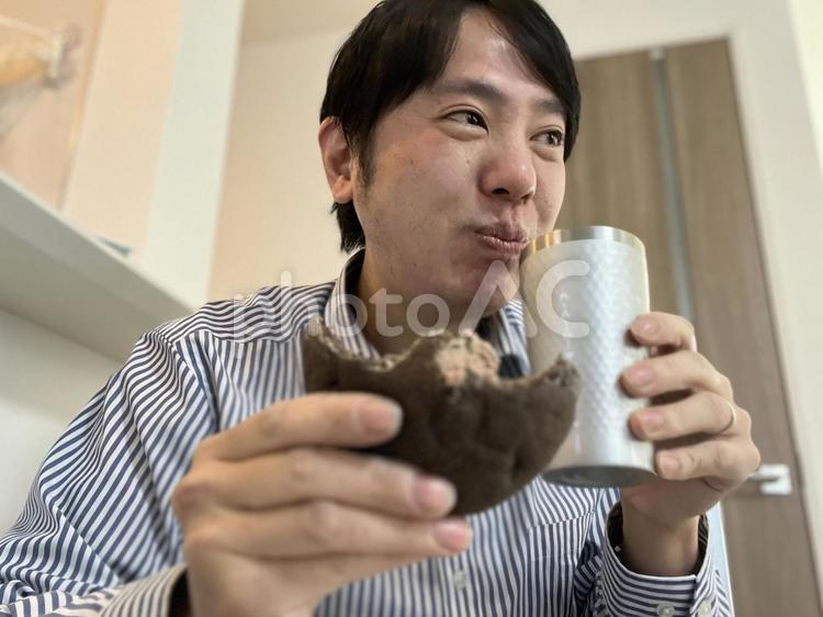 パンを食べる男性　252111 男性,パン,朝食の写真素材
