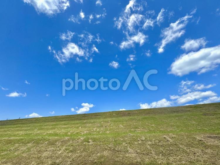 河川敷の堤防と青空 web素材,ウォーキング,グリーンの写真素材