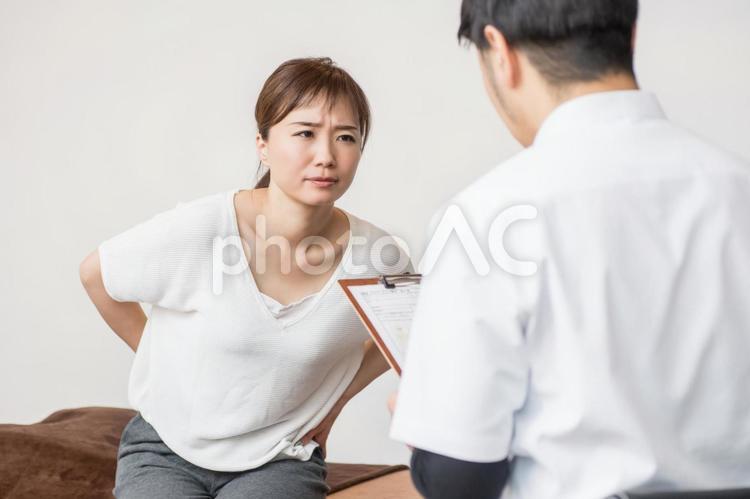 カウンセリングを受ける女性（腰） 腰痛,腰,整体の写真素材