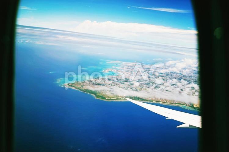 飛行機の窓から見える沖縄の風景 飛行機,窓,眺めの写真素材