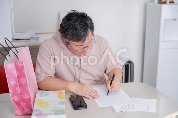 手紙を書く男性 お土産,挨拶,お中元の写真素材
