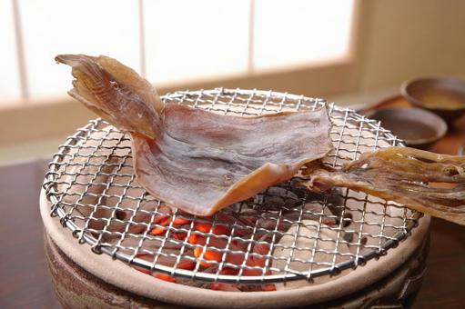 炭火で炙ったイカと酒 炭火で炙ったイカと酒 焼きイカ,イカ,炙るの写真素材