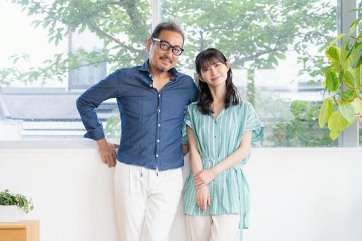 リビングでくつろぐミドルの夫婦 夫婦,家族,ミドルの写真素材