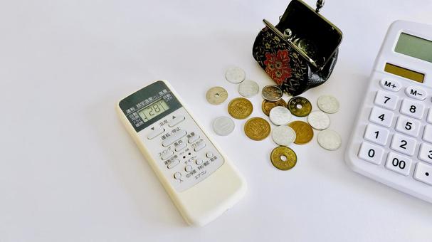 リモコンと電卓 節電イメージ リモコンと電卓 節電イメージ 節電,電気代,節約の写真素材