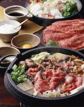 すき焼き すき焼き すき焼き,鉄鍋,牛肉の写真素材