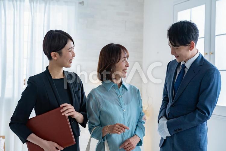 スーツの男女とシニアの女性 ショッピング,コンシェルジュ,ブランドの写真素材