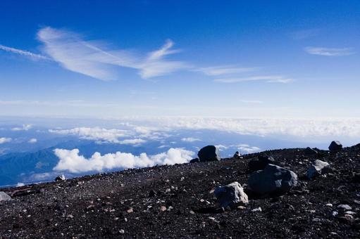 天空の境界線：富士山頂と広がる雲海 富士山,山頂,頂上の写真素材