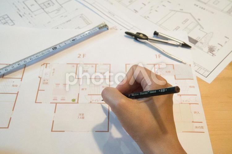 新築注文住宅の間取図を作成中の仕事風景 設計図,間取り図,計画の写真素材