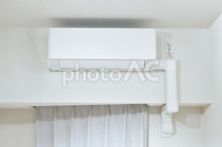 マンションの寝室に設置されたエアコン エアコン,室内,家電の写真素材