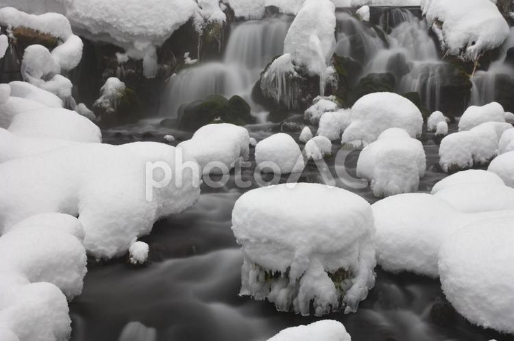 冬の水の流れ　② 雪,冬,滝の写真素材