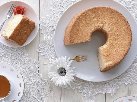 シフォンケーキと紅茶 シフォンケーキと紅茶 シフォンケーキ,プレーンシフォン,シフォンの写真素材